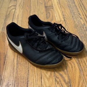 Nike youth 5.5 soccer shoes